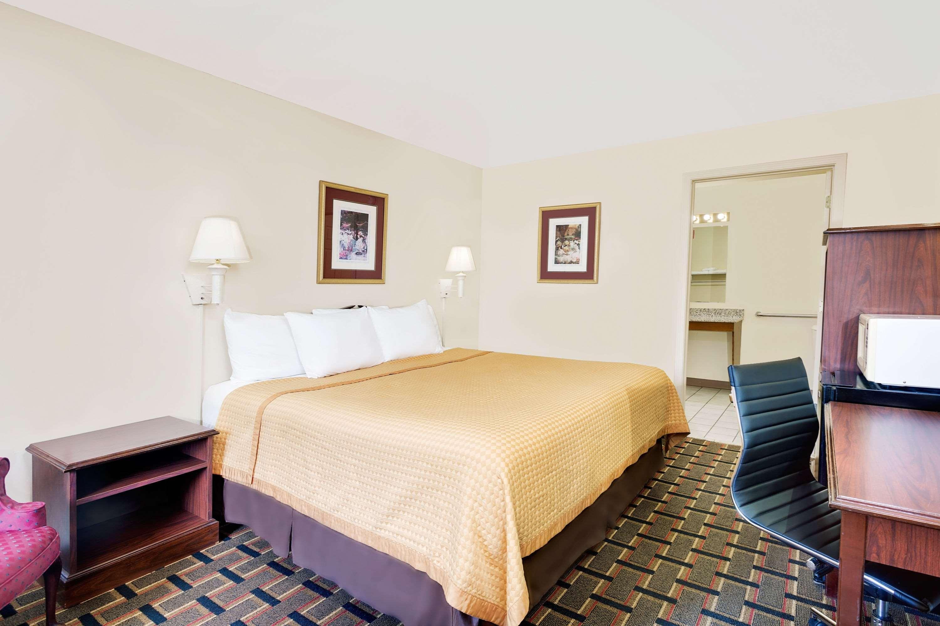 Days Inn By Wyndham Spartanburg Exterior photo